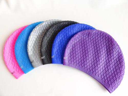 游泳戴硅膠的好還是布的好，硅膠泳帽和布泳帽哪個(gè)更舒服？